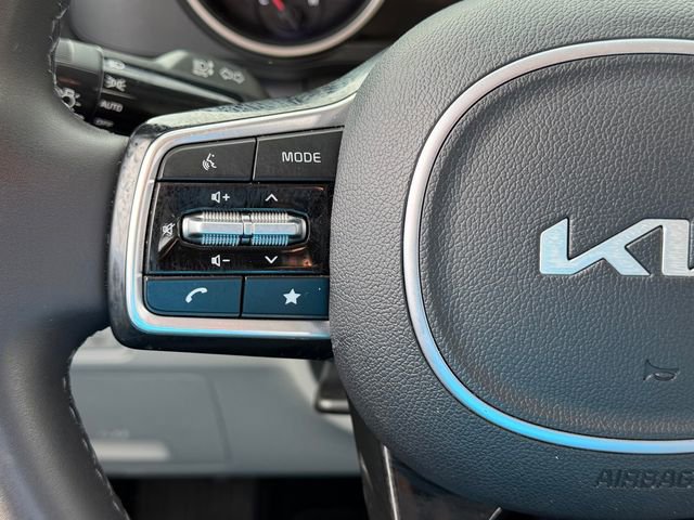 Used 2024 Kia Carnival LX image 13