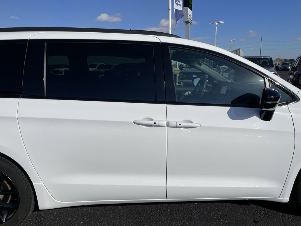 Used 2025 Chrysler Pacifica Limited image 37