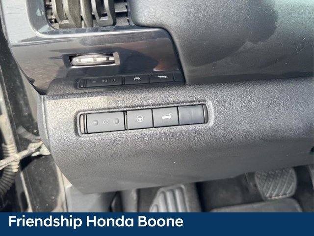 Used 2025 Nissan Pathfinder SV AWD/4WD image 23