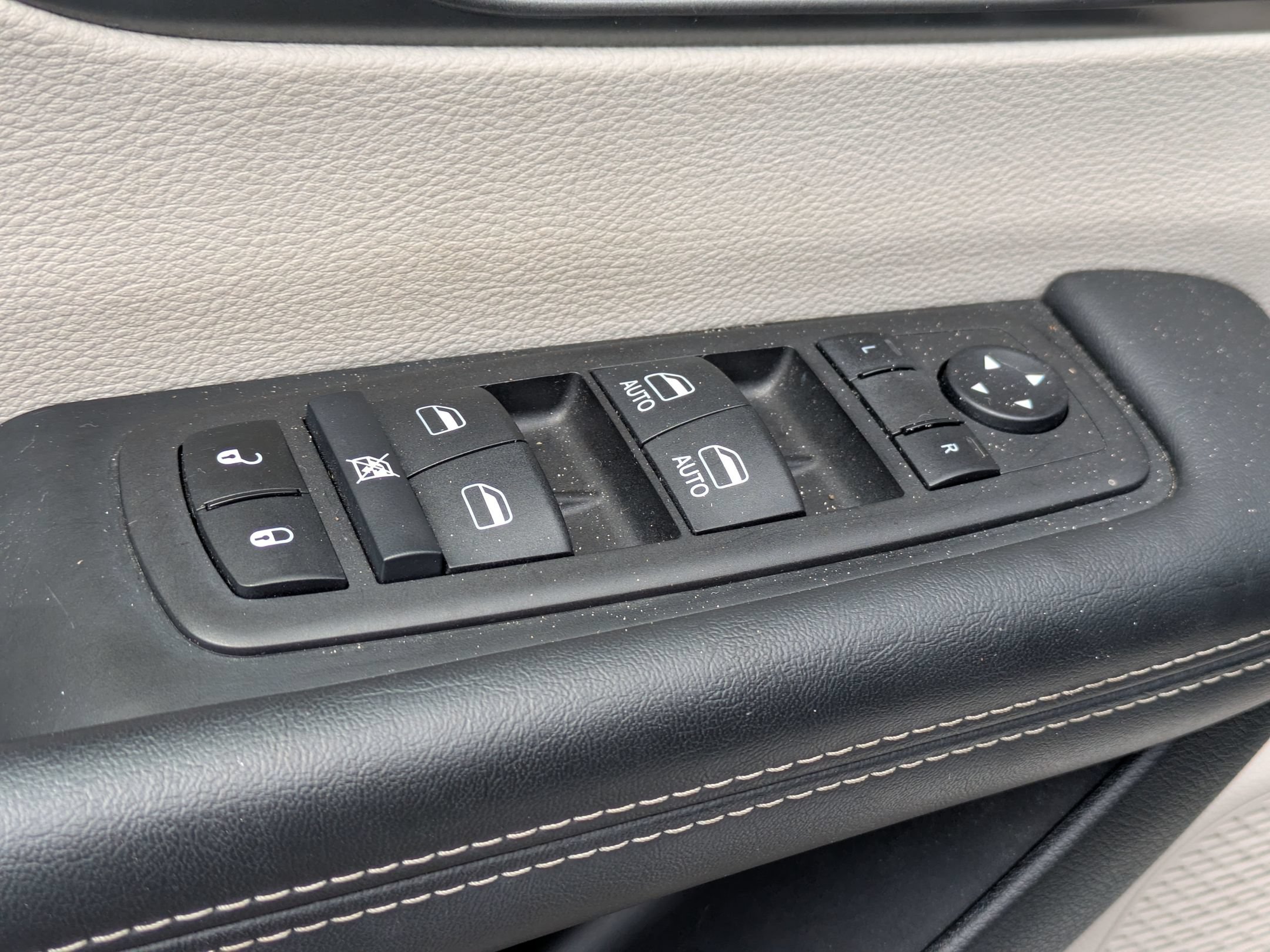 Used 2024 Chrysler Pacifica Touring-L FWD image 11
