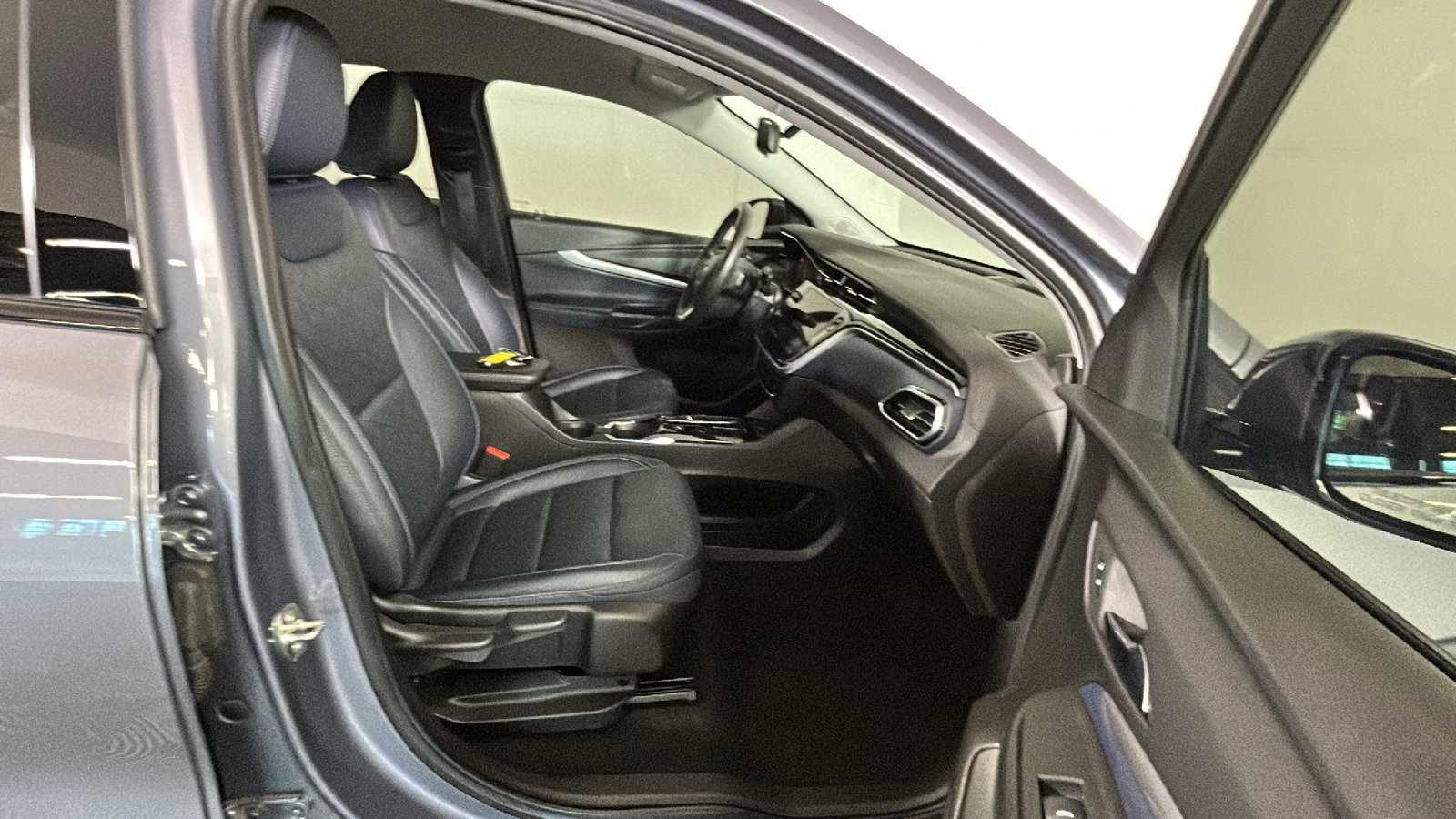 Used 2023 Chevrolet Bolt EUV Premier FWD image 34