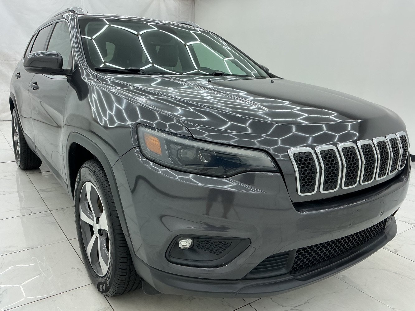 Used 2019 Jeep Cherokee Limited AWD/4WD image 3