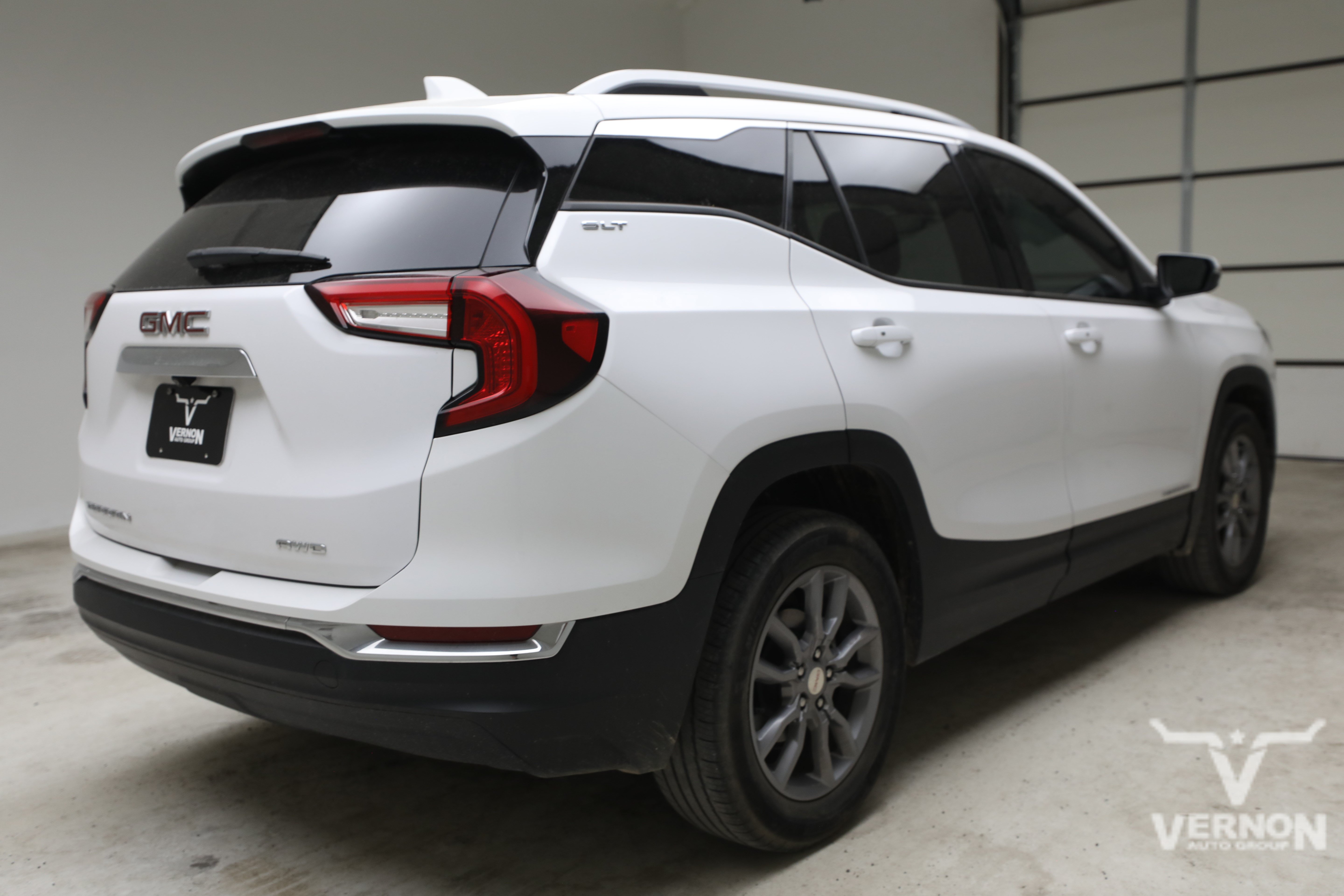 Used 2024 GMC Terrain SLT AWD/4WD image 4