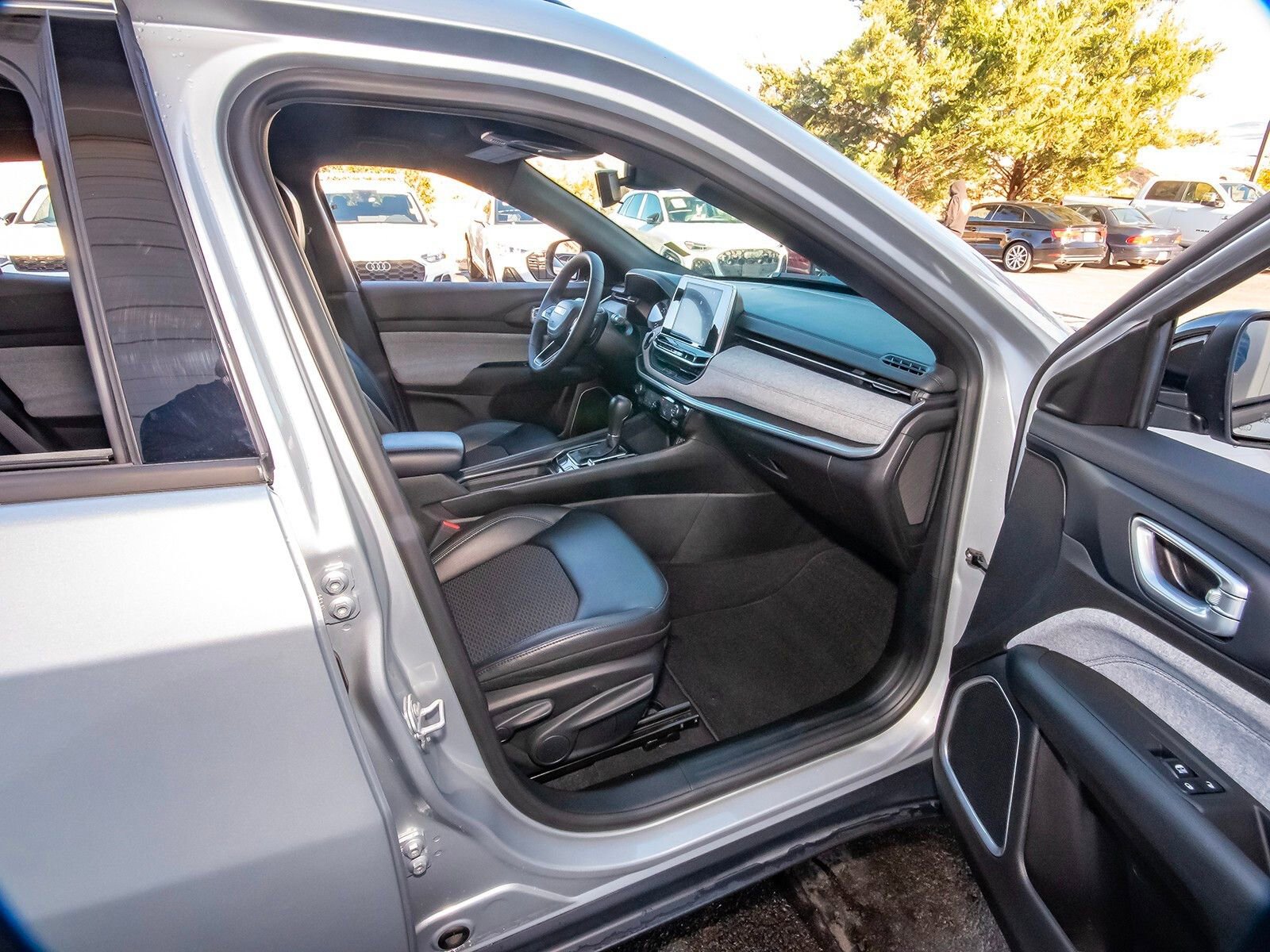 Used 2025 Jeep Compass Latitude image 39