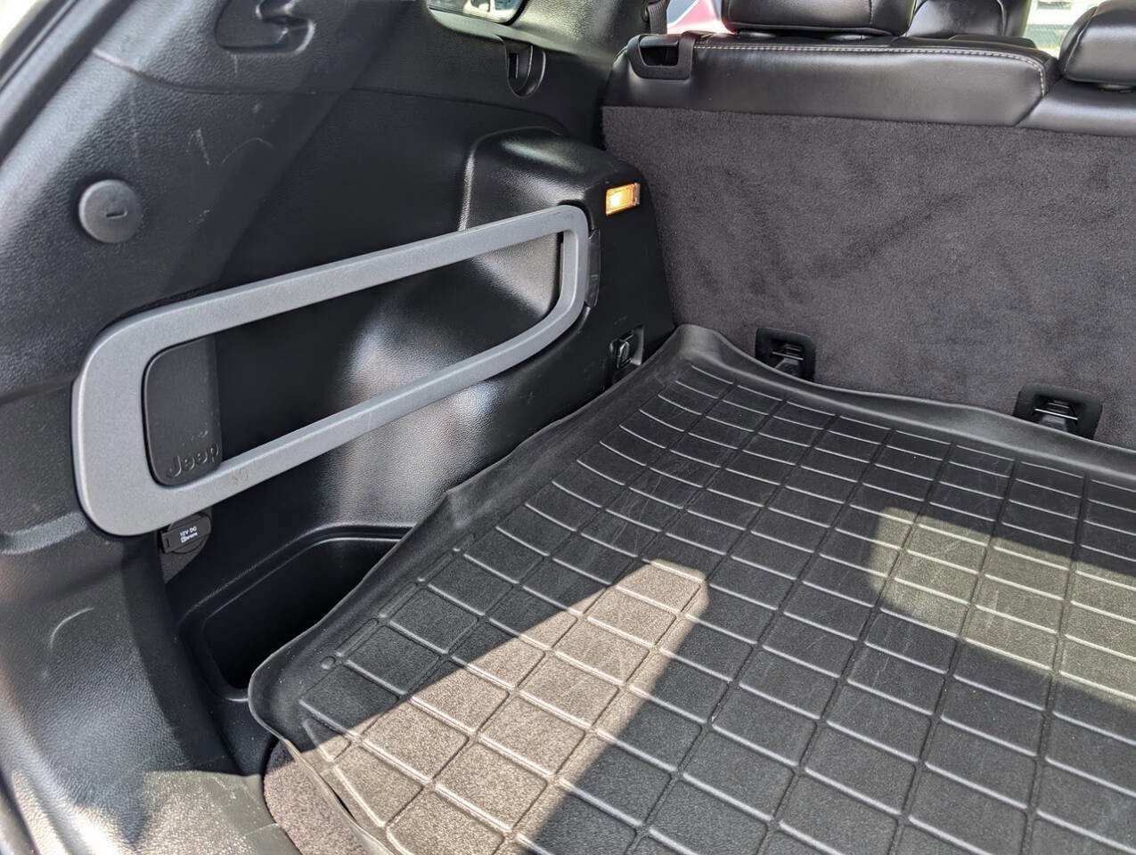 Used 2017 Jeep Cherokee Limited image 34