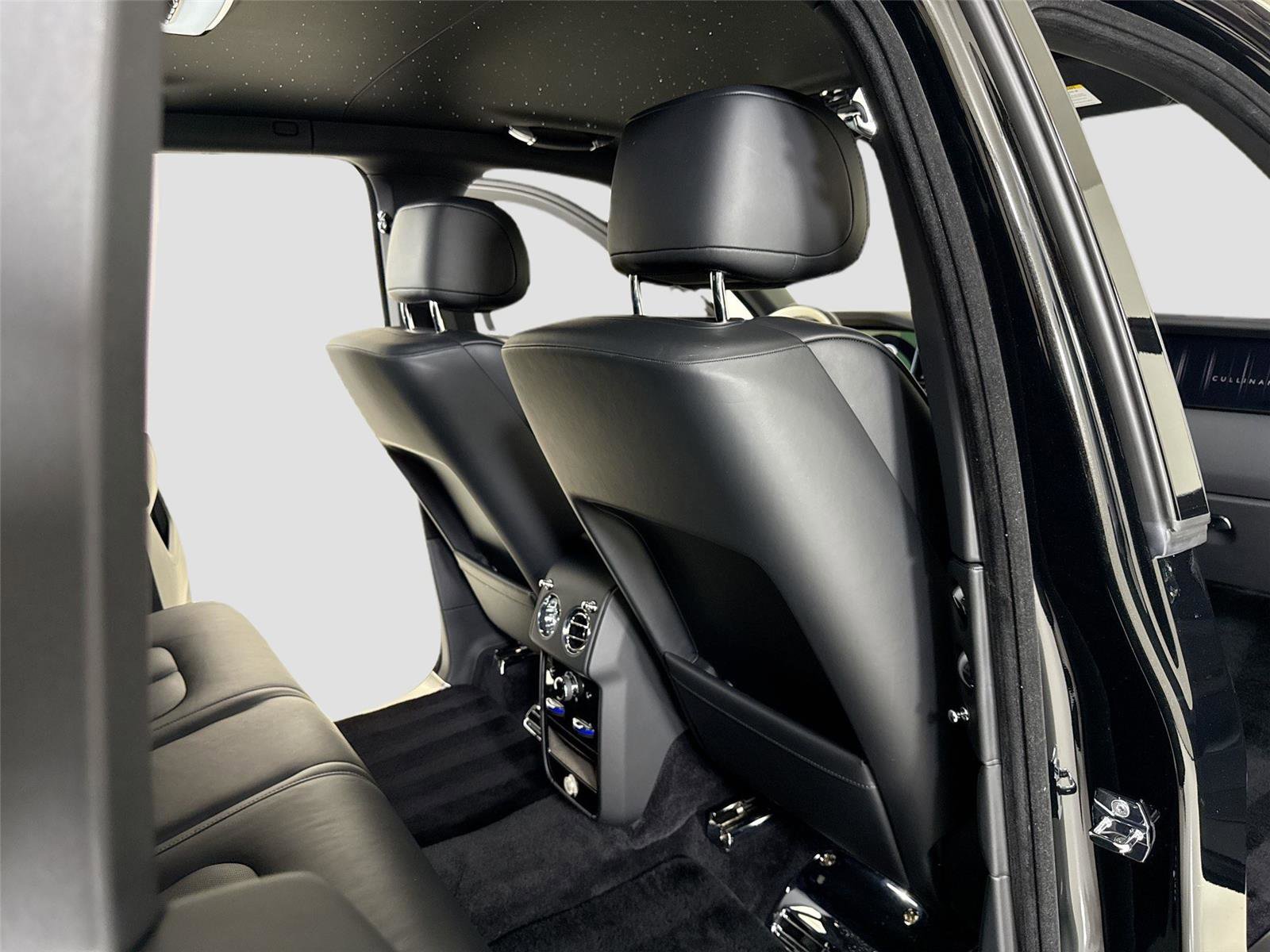 Used 2025 Rolls-Royce Cullinan AWD/4WD image 29