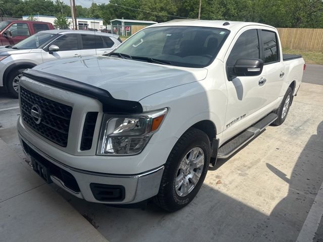 Used 2019 Nissan Titan SV image 2