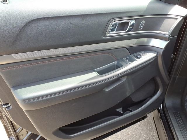 Used 2018 Ford Explorer XLT w/ Equipment Group 202A AWD/4WD image 16