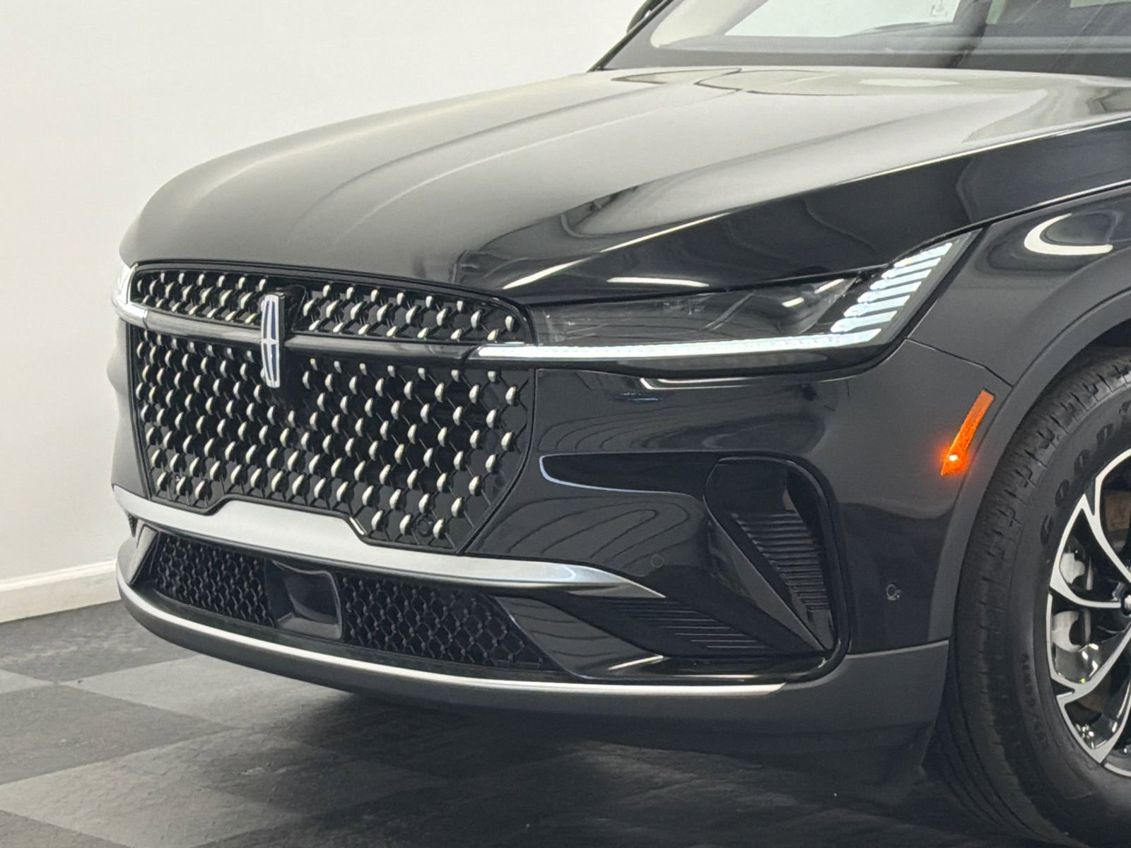 Used 2024 Lincoln Nautilus Premier w/ Equipment Group 102A image 2