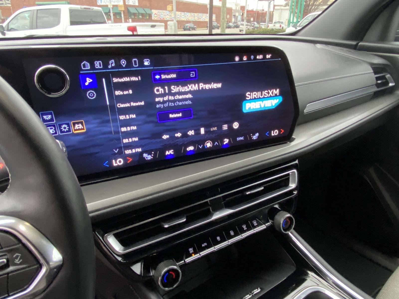 Used 2025 Chevrolet Traverse LT image 12