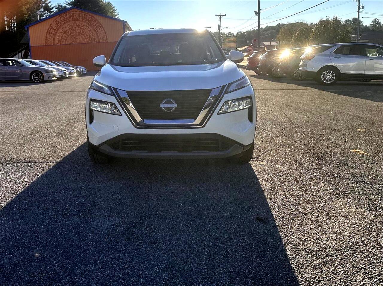 Used 2023 Nissan Rogue SV image 2