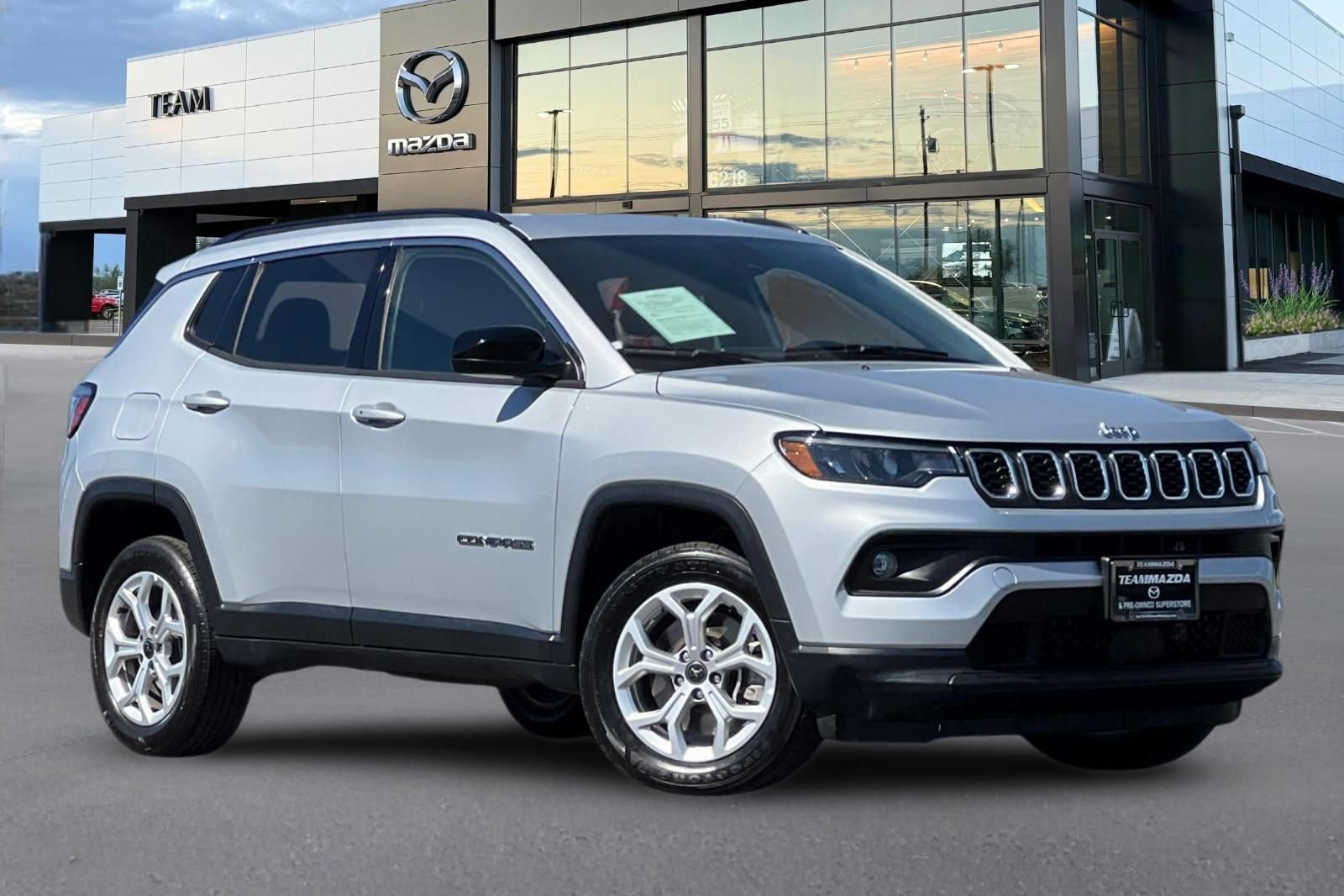 Used 2025 Jeep Compass Latitude image 2