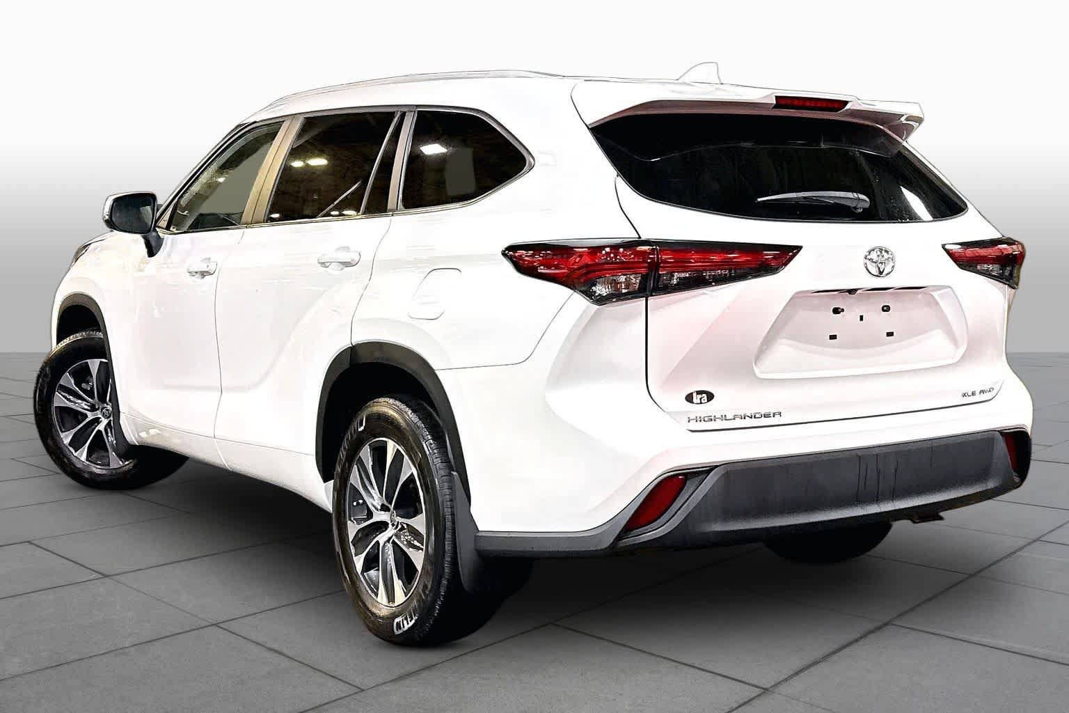 Used 2023 Toyota Highlander XLE AWD/4WD image 12