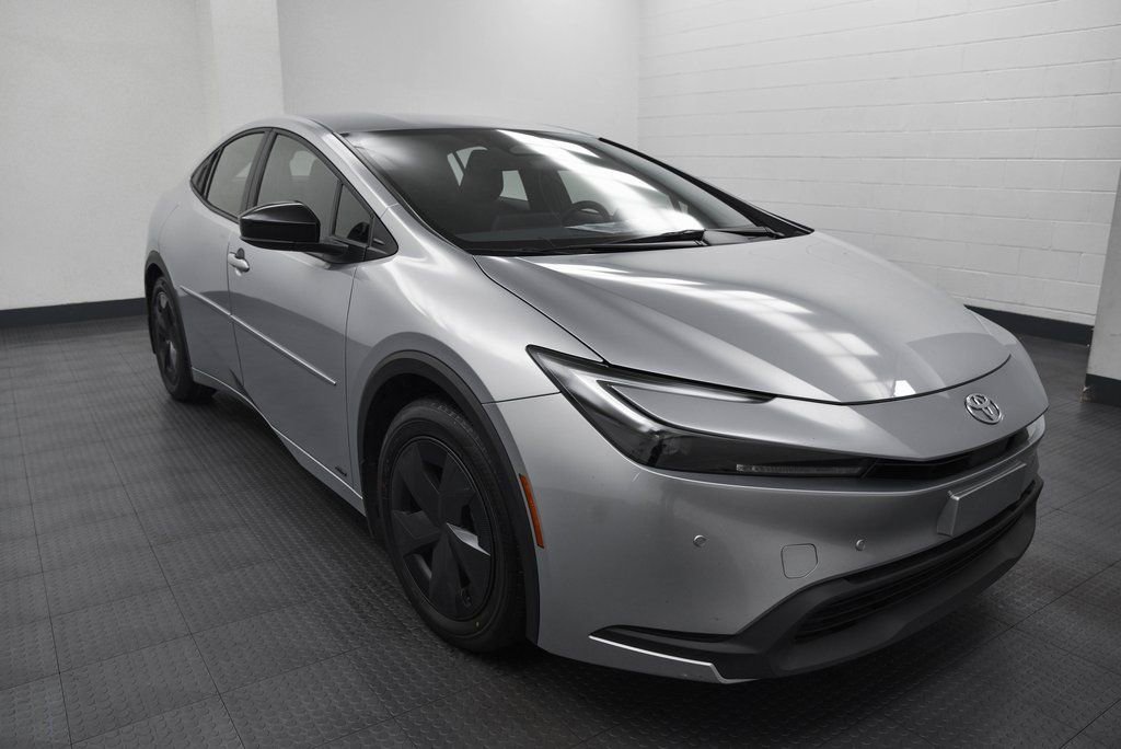 Used 2023 Toyota Prius LE image 1