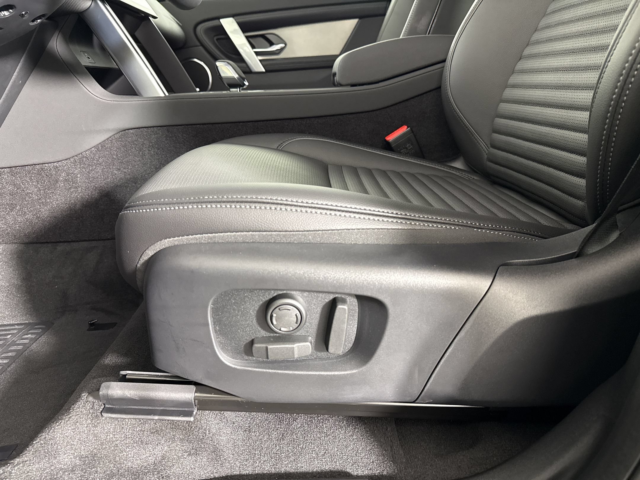 New 2026 Land Rover Discovery Sport Landmark AWD/4WD image 15