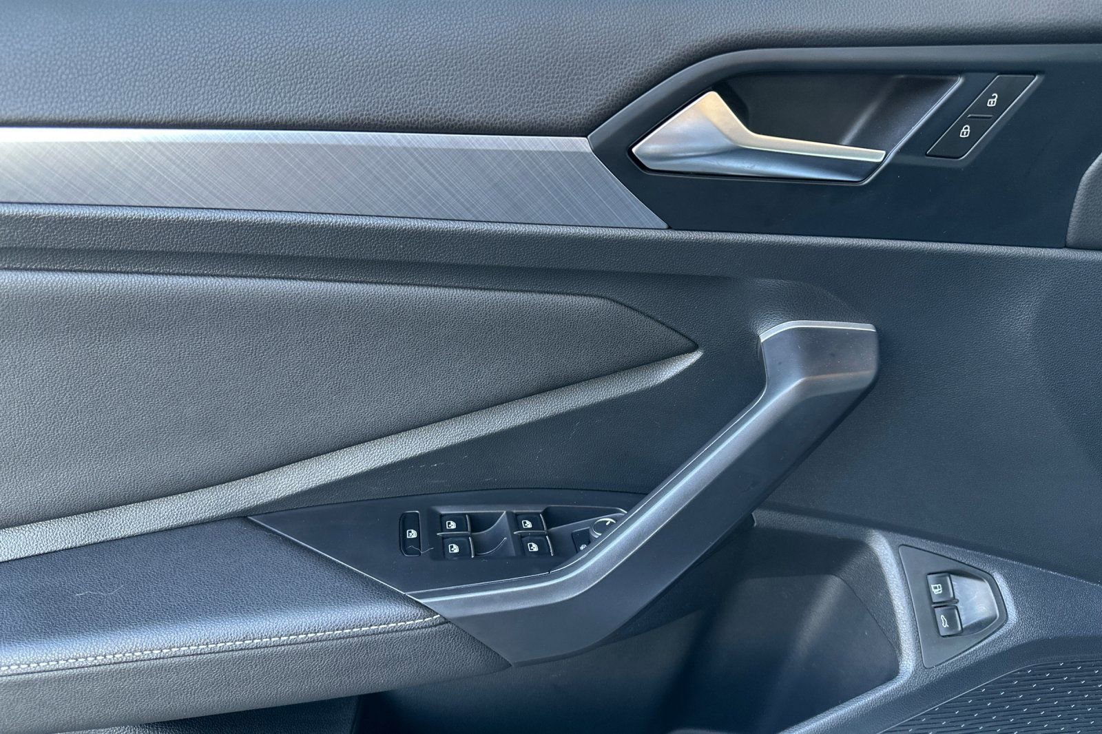 Used 2024 Volkswagen Jetta SE image 11