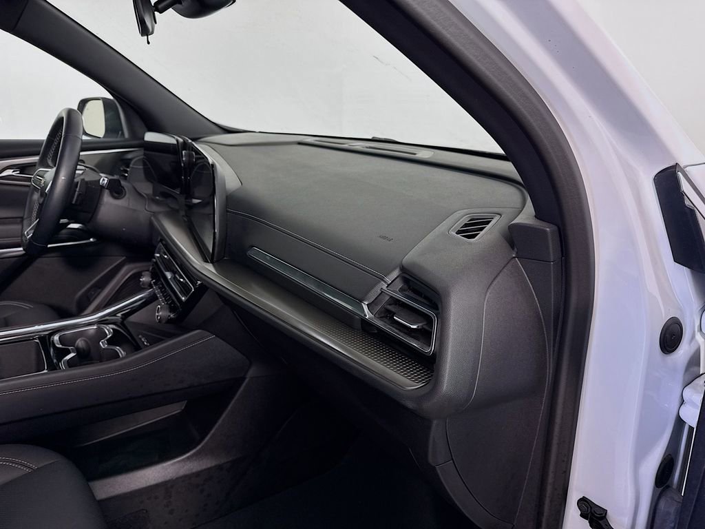 Used 2025 Chevrolet Traverse LT image 30