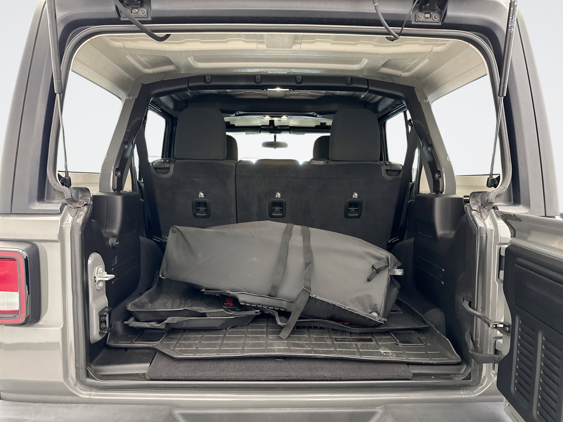 Used 2023 Jeep Wrangler Unlimited Sport image 18