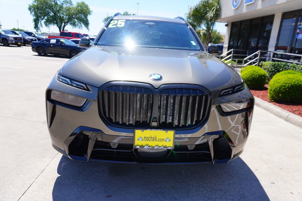 Used 2025 BMW X7 xDrive40i w/ M Sport Package AWD/4WD image 3
