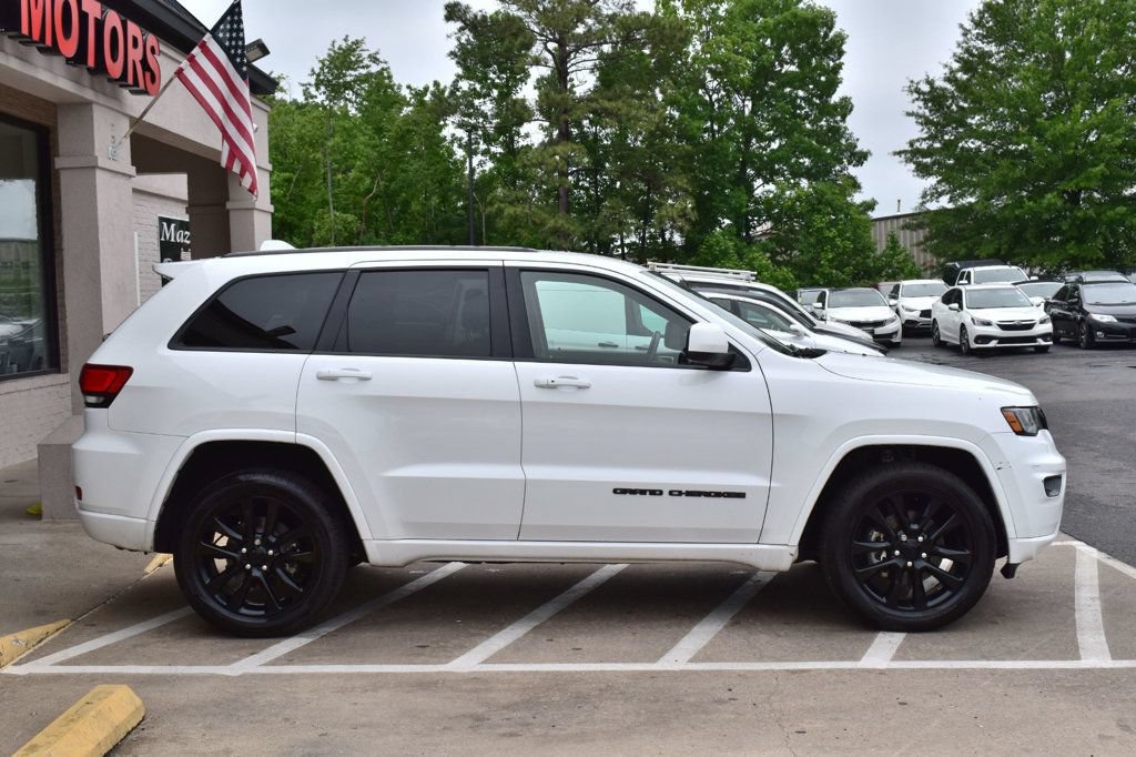 Used 2018 Jeep Grand Cherokee Altitude AWD/4WD image 7