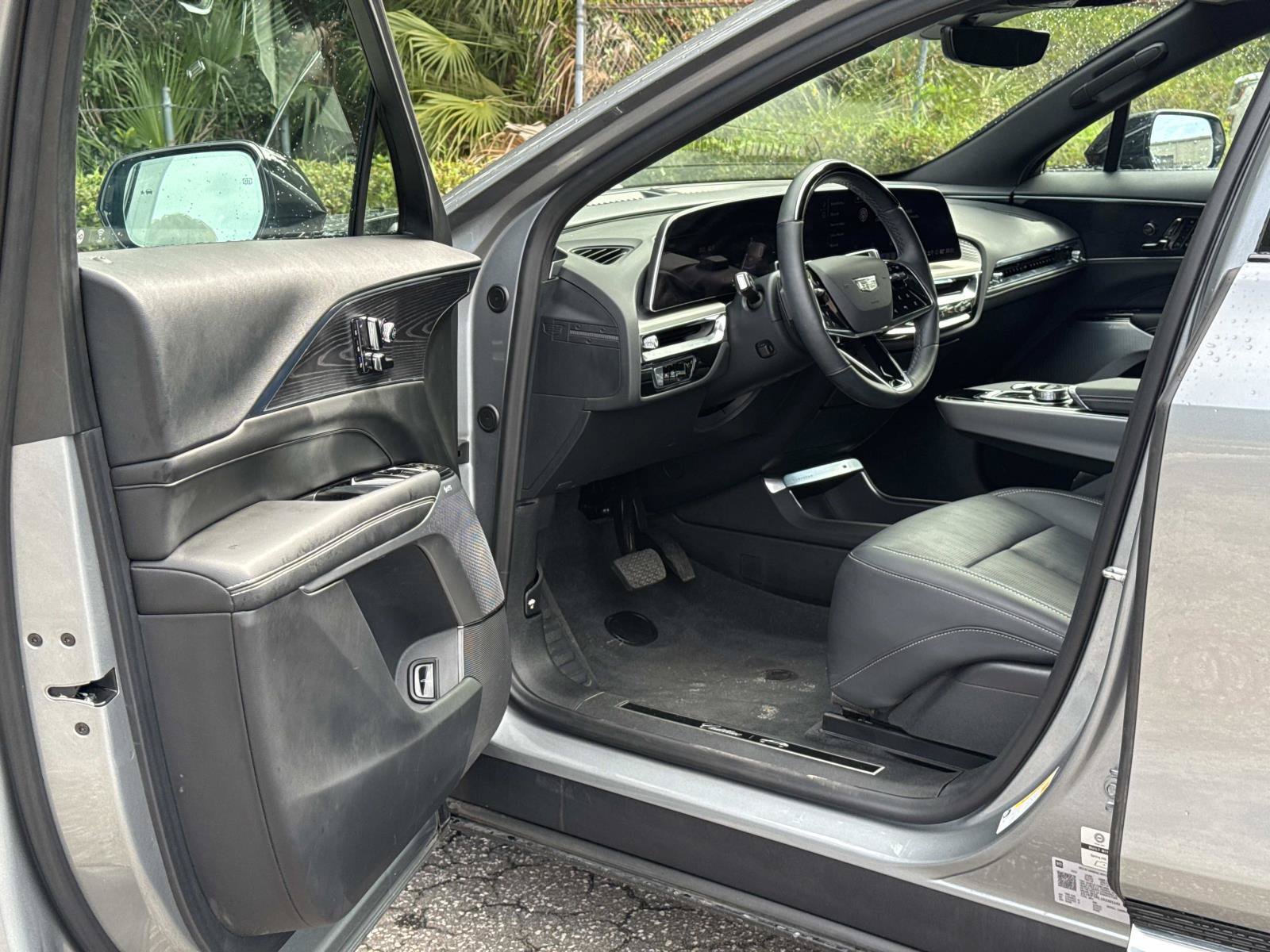 Used 2025 Cadillac Lyriq Luxury w/ LPO, Floor Liner Package AWD/4WD image 13