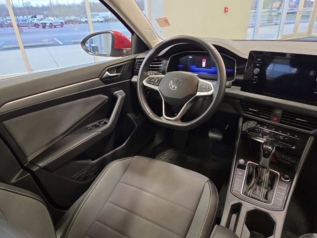 Used 2025 Volkswagen Jetta SE w/ Sunroof Package image 16