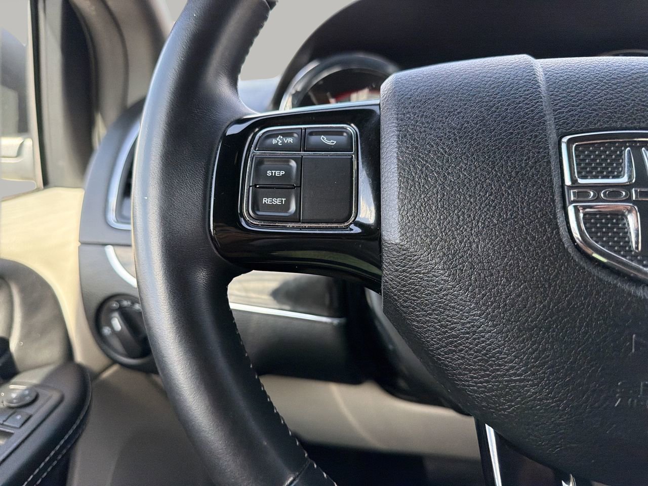 Used 2016 Dodge Grand Caravan SE FWD image 25