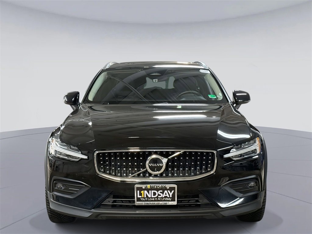 Used 2023 Volvo V60 B5 Cross Country Plus w/ Climate Package image 8