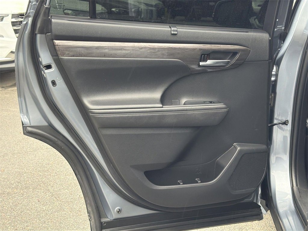 Used 2020 Toyota Highlander Platinum image 27