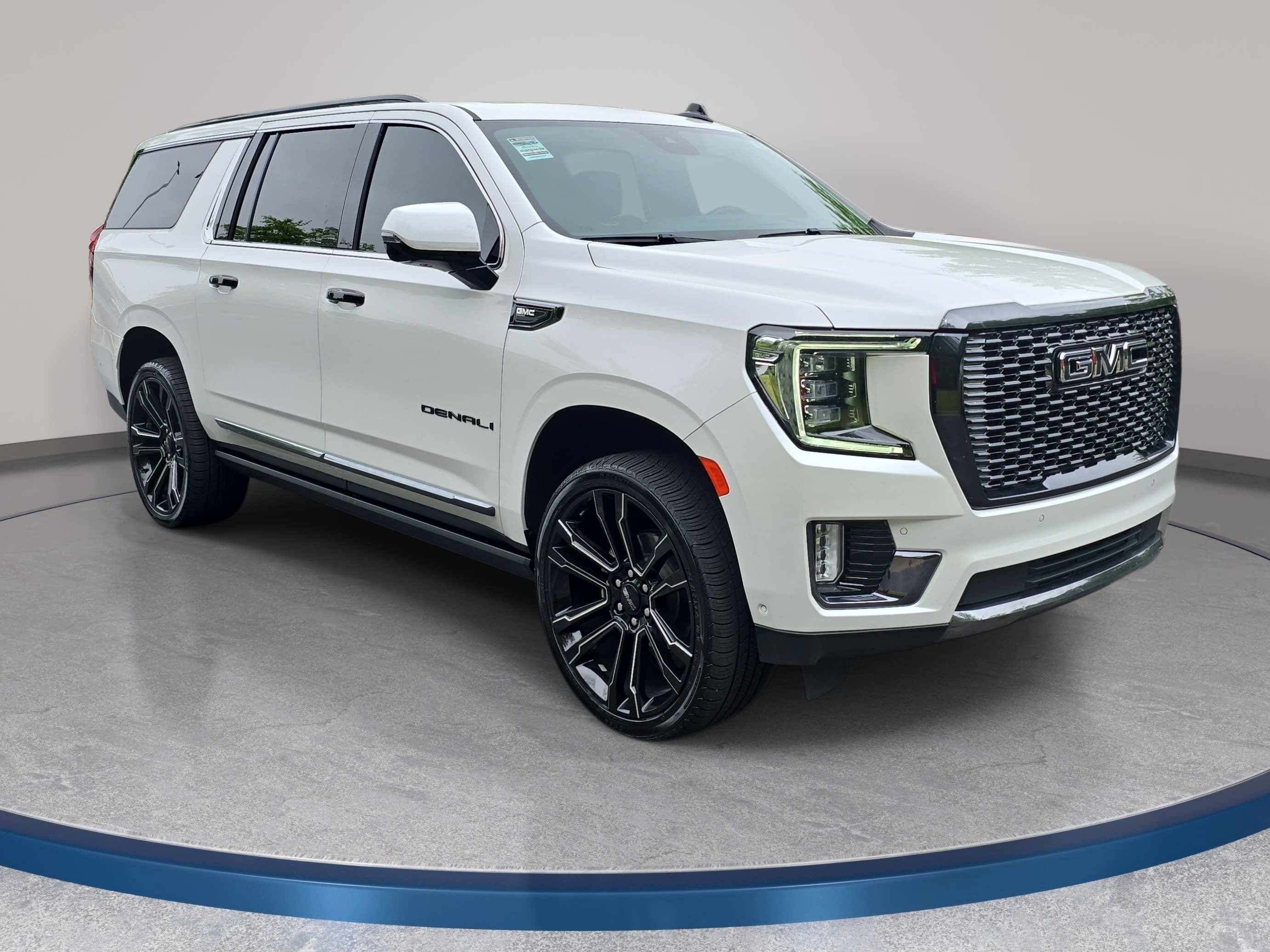 Used 2023 GMC Yukon XL Denali Ultimate AWD/4WD image 3