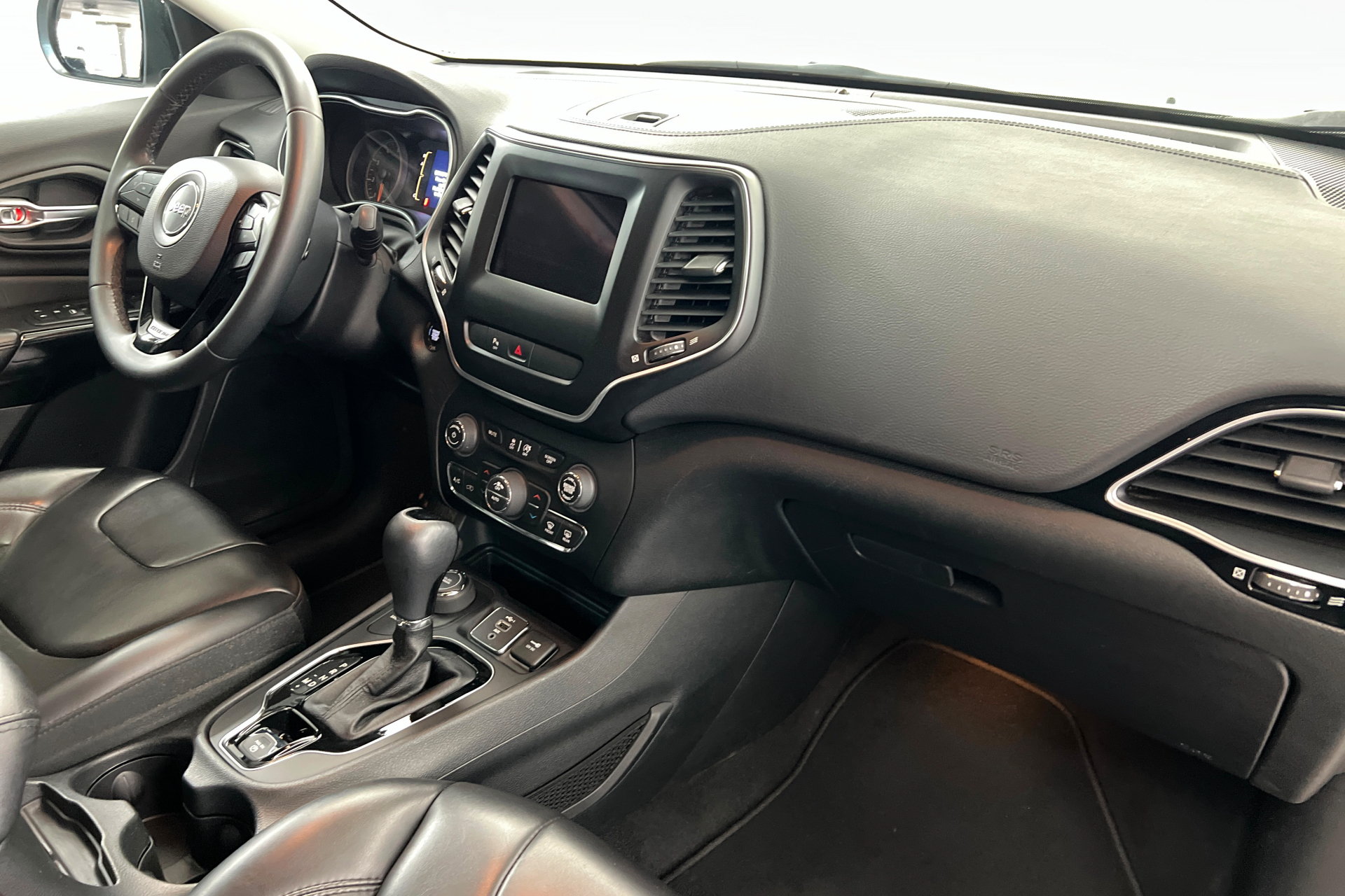Used 2019 Jeep Cherokee Latitude Plus AWD/4WD image 24