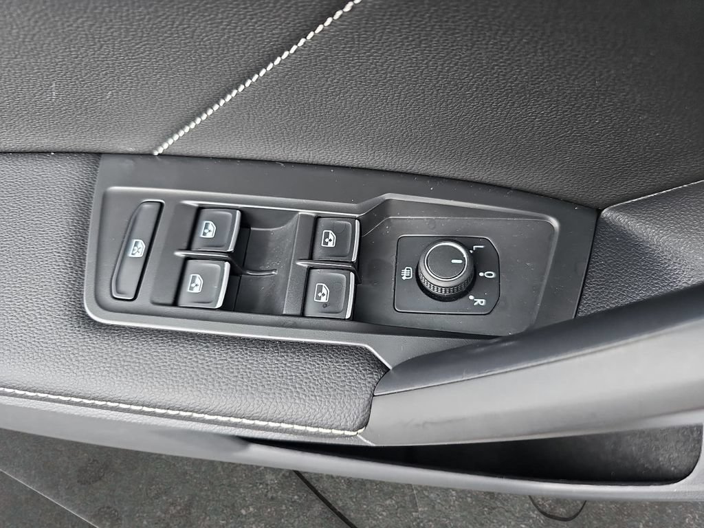 Used 2023 Volkswagen Tiguan SE AWD/4WD image 26