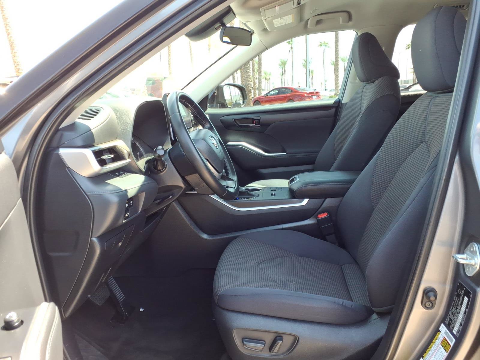 Used 2023 Toyota Highlander LE FWD image 15