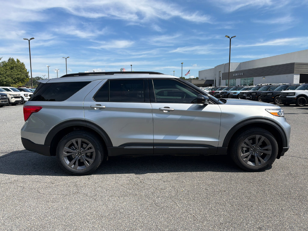 Used 2024 Ford Explorer XLT w/ Equipment Group 202A AWD/4WD image 8