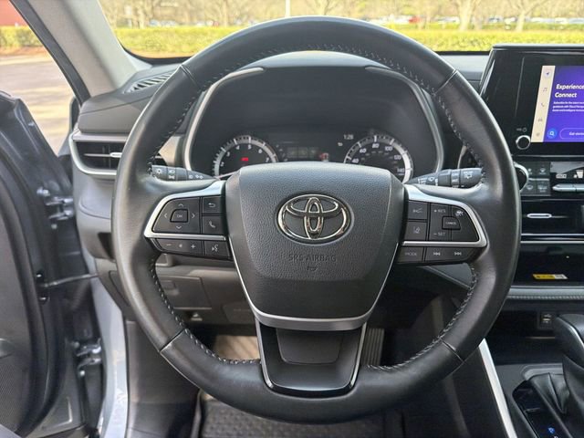 Used 2023 Toyota Highlander XLE image 14