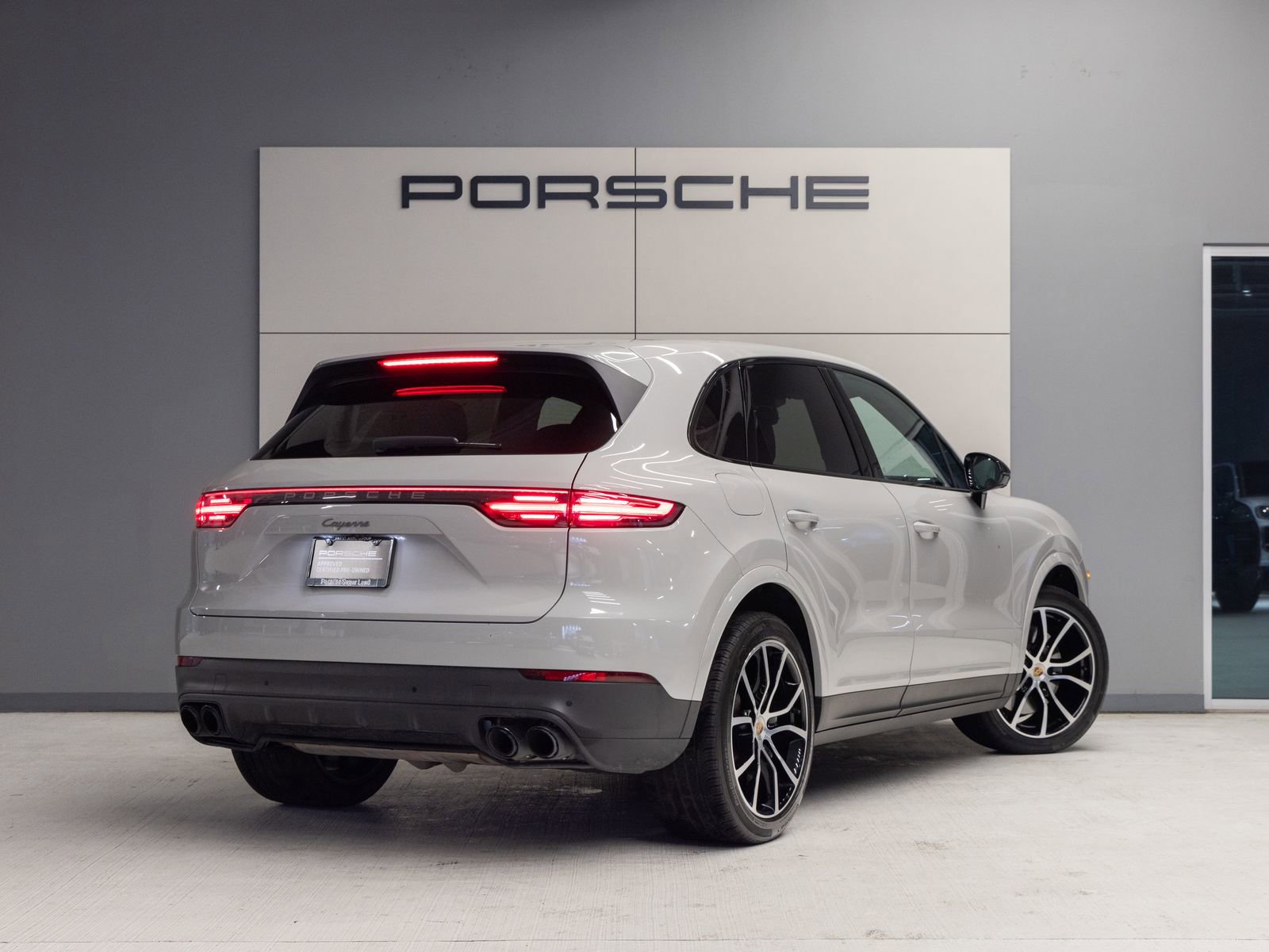 Certified 2023 Porsche Cayenne Platinum Edition AWD/4WD image 7