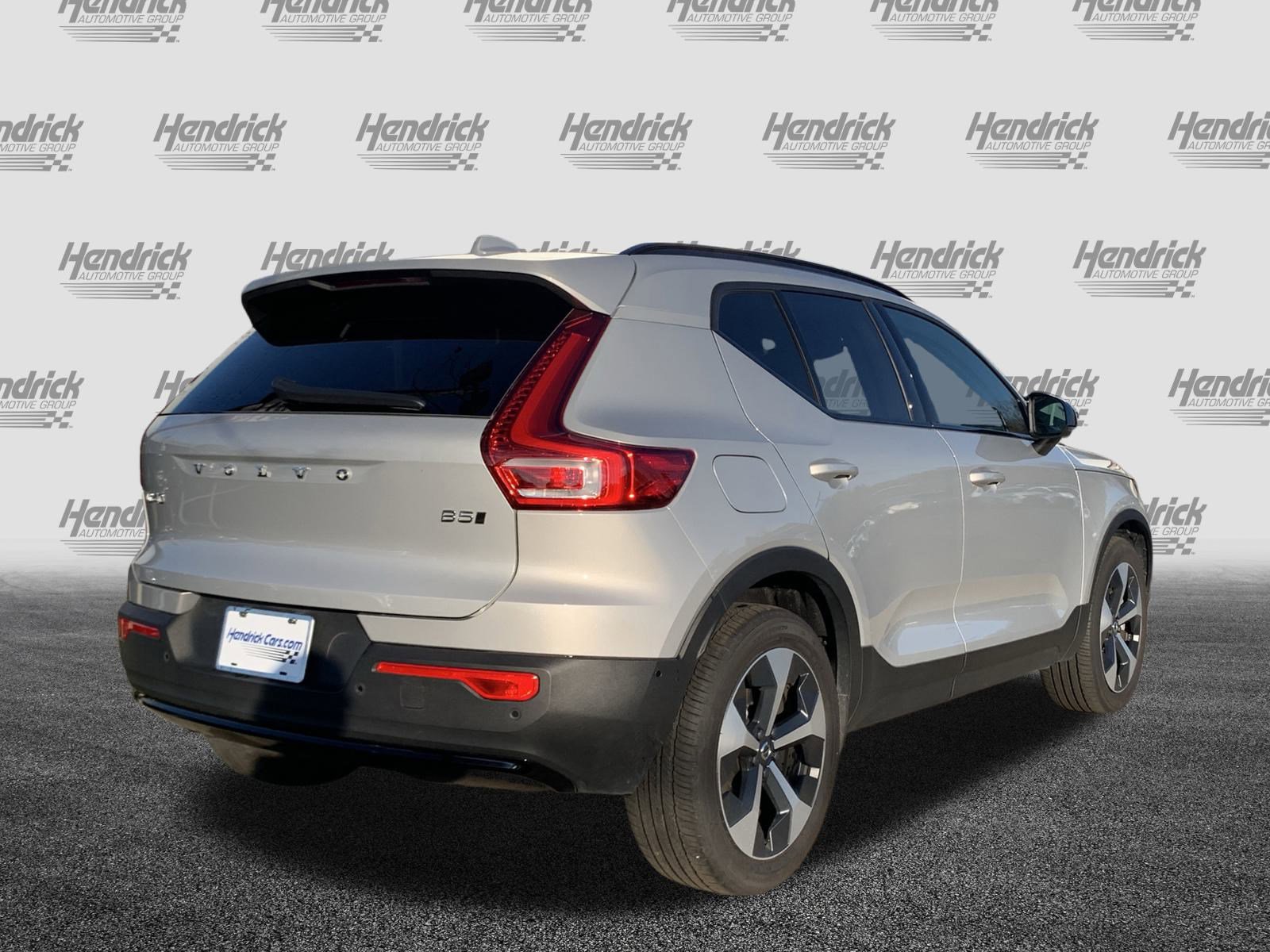 Used 2025 Volvo XC40 B5 Plus image 10