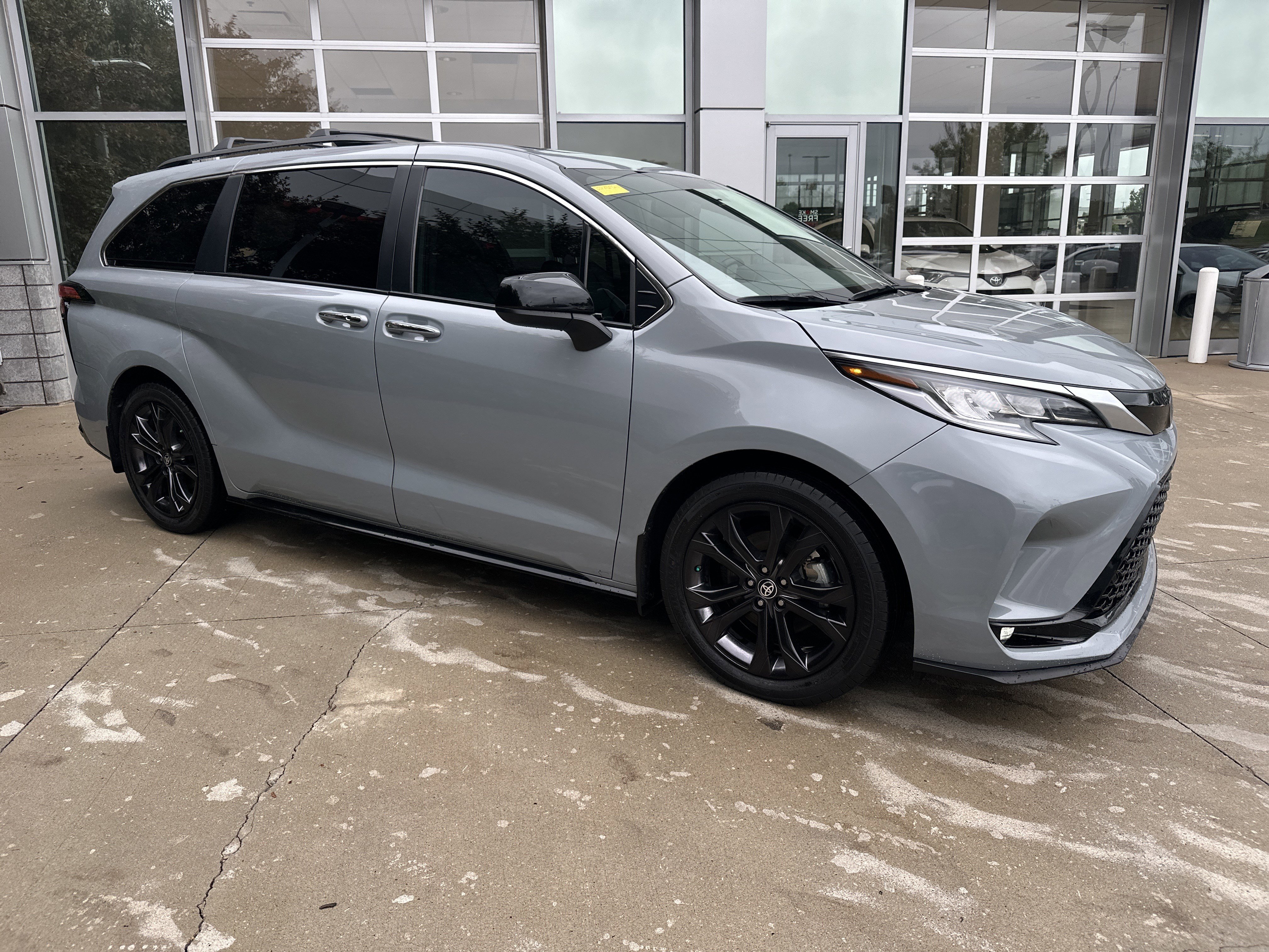 Used 2024 Toyota Sienna XSE w/ XSE Plus Package FWD video 2