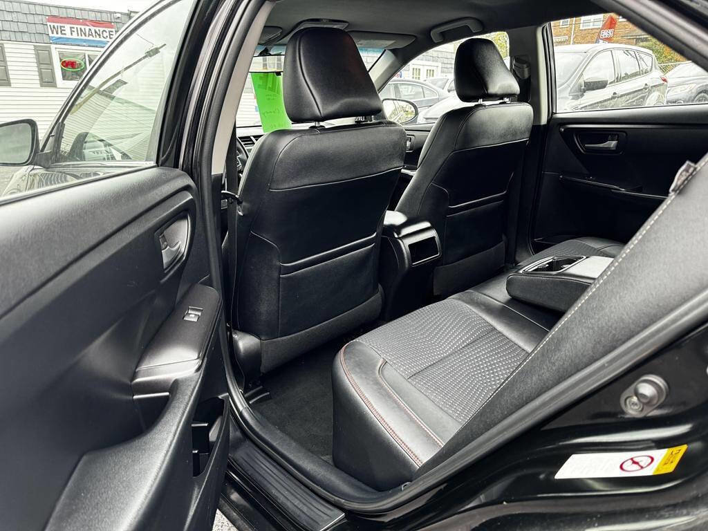 Used 2015 Toyota Camry SE FWD image 4