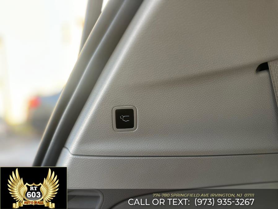 Used 2024 Chrysler Pacifica Touring-L image 12