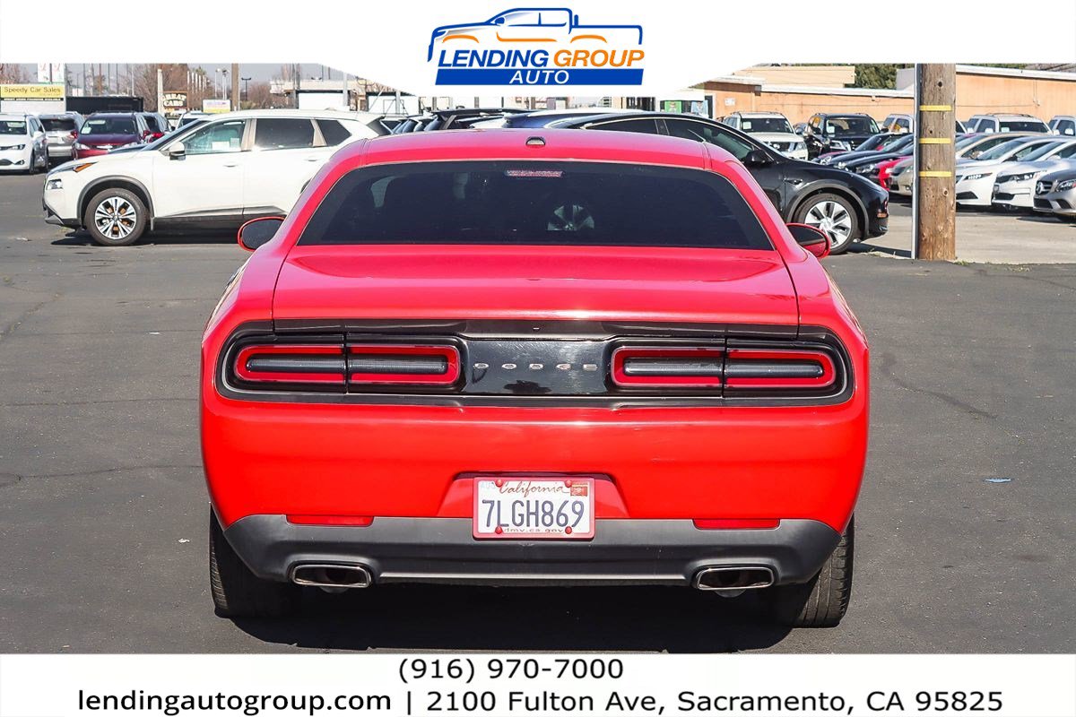 Used 2015 Dodge Challenger SXT image 3
