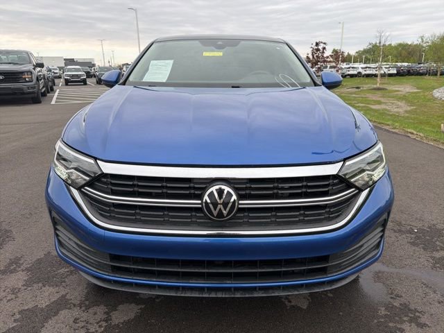 Used 2024 Volkswagen Jetta SE FWD image 3