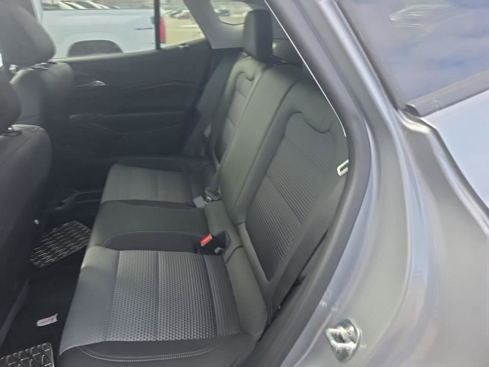 Used 2025 Chevrolet Trax LT w/ LT Convenience Package image 18