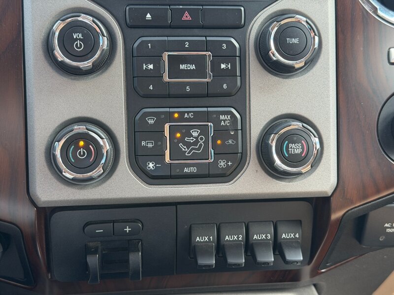 Used 2015 Ford F250 Lariat w/ Lariat Interior Package AWD/4WD image 14