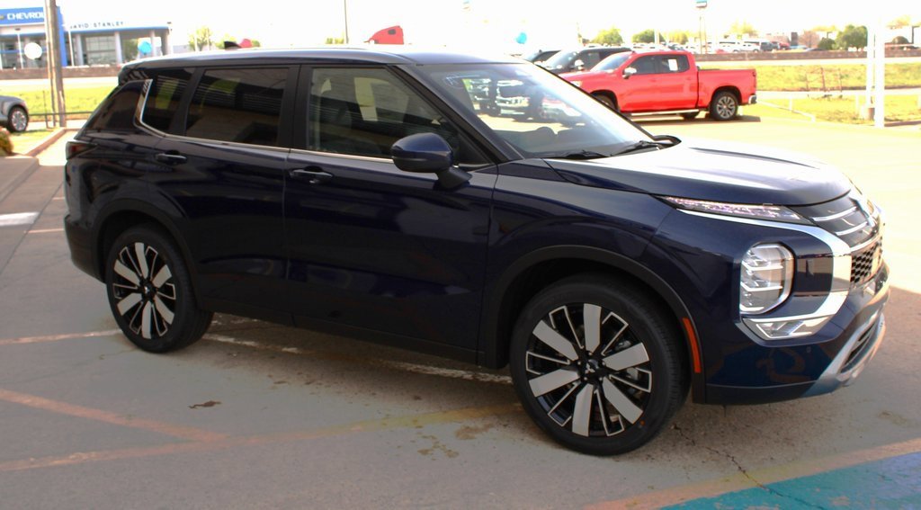 New 2025 Mitsubishi Outlander SE image 4