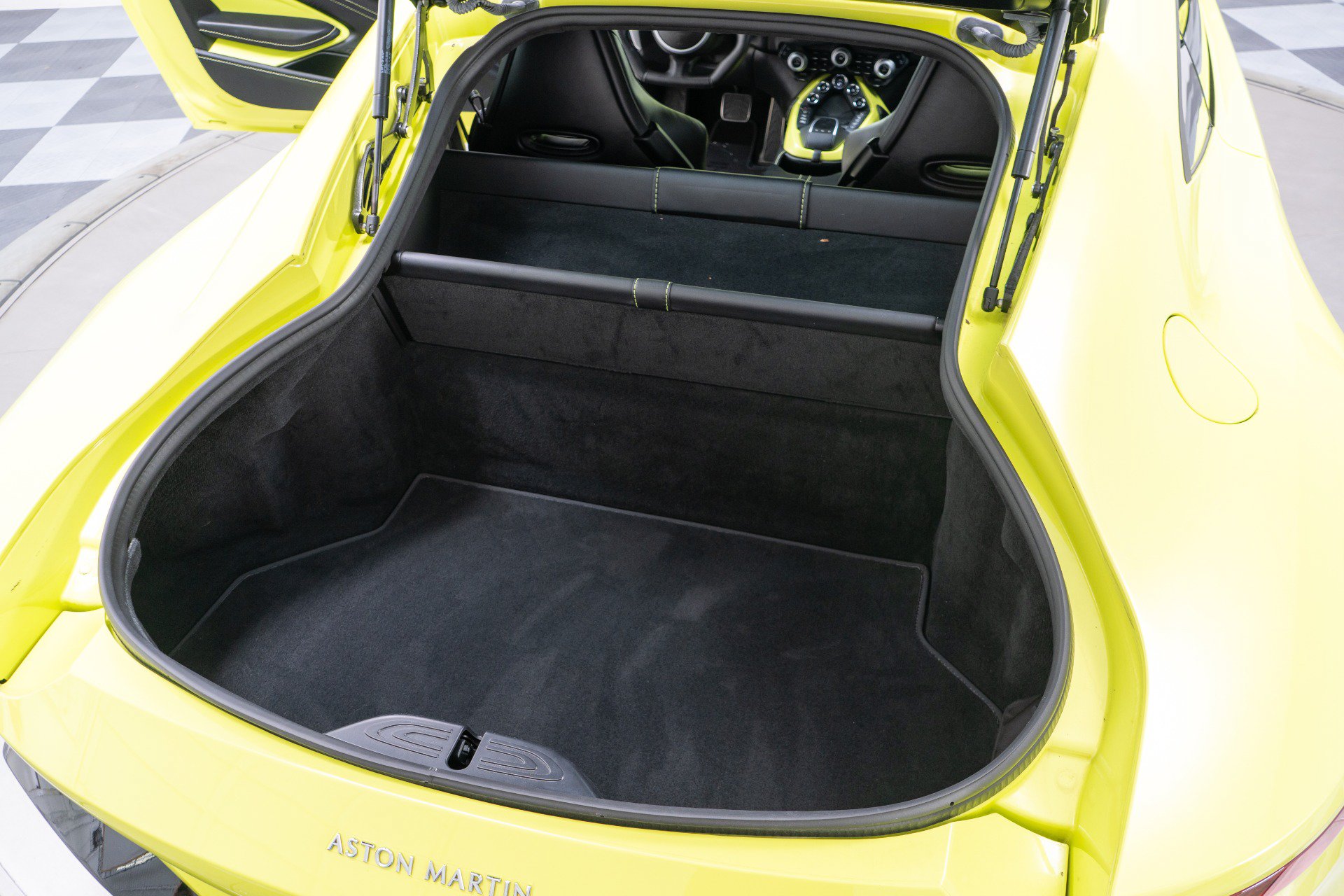 Used 2019 Aston Martin V8 Vantage Coupe RWD image 19