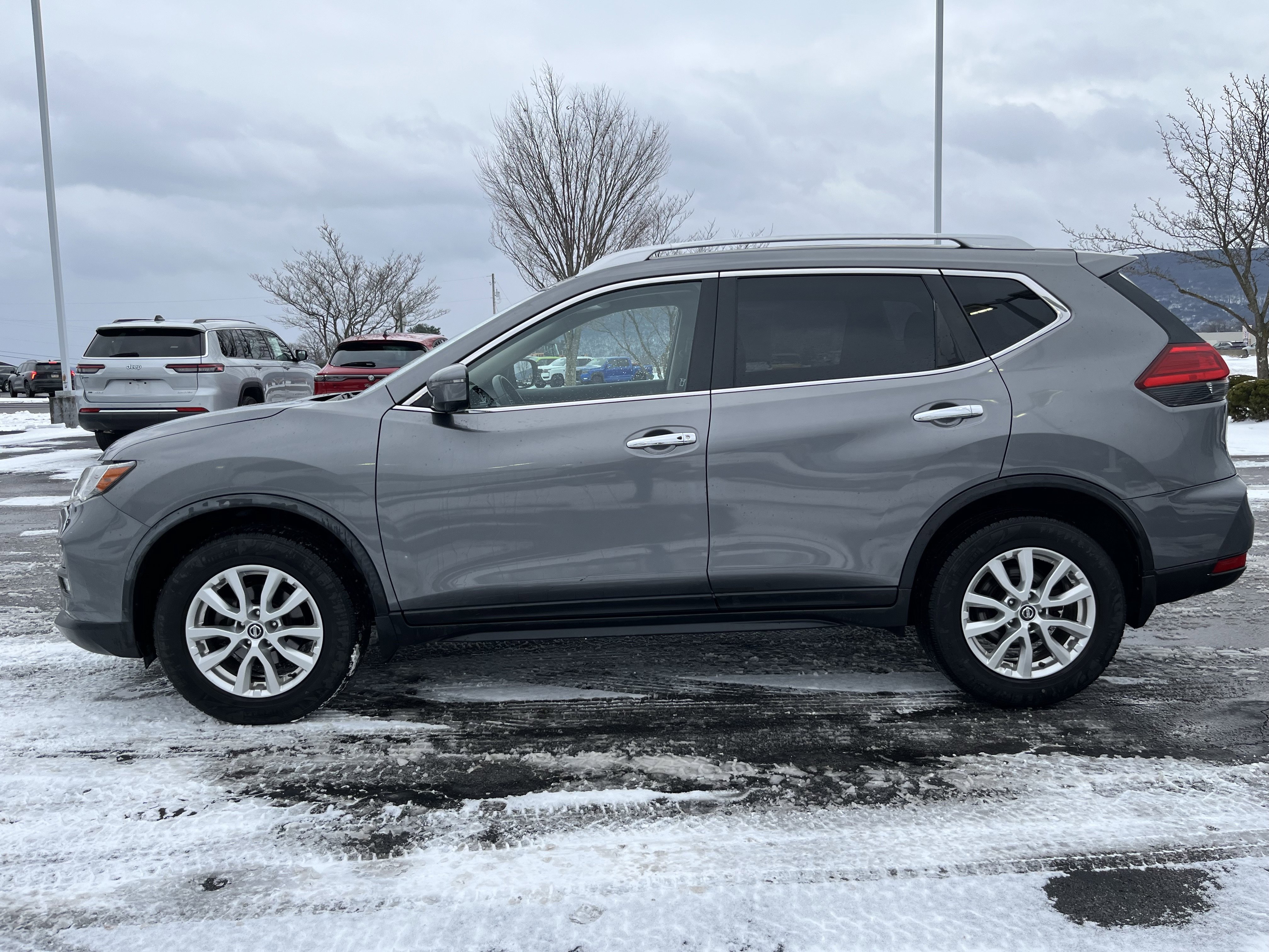 Used 2017 Nissan Rogue SV w/ Sun & Sound Touring Package image 8