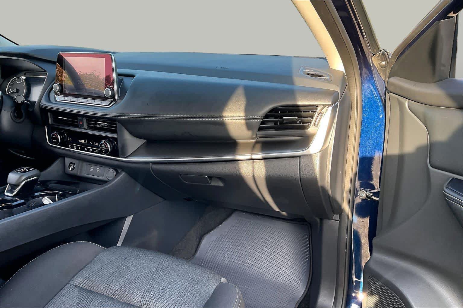 Used 2025 Nissan Rogue SV FWD image 18
