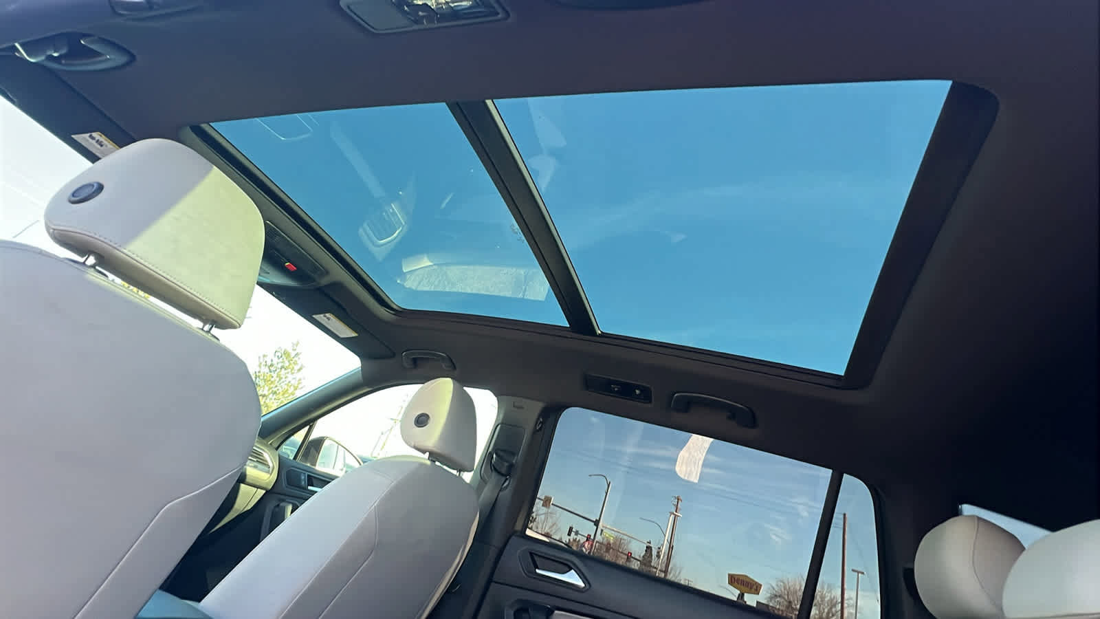 Used 2020 Volkswagen Tiguan SE R-Line image 31