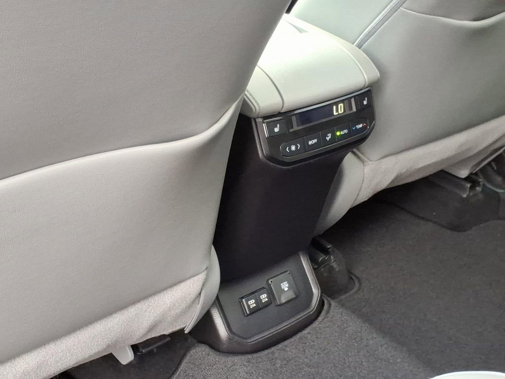Used 2021 Toyota Highlander Platinum image 16
